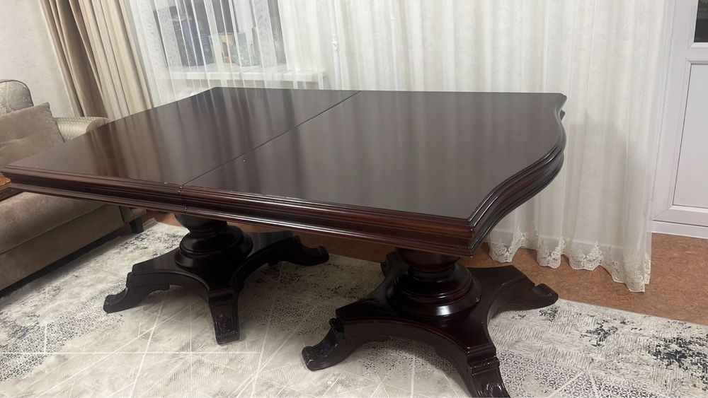 Большой стол для гостей