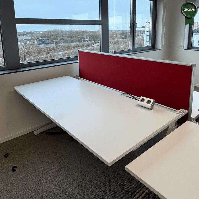 Birou Steelcase profesional cu panou despărțitor acustic, reglabil pe înălțime