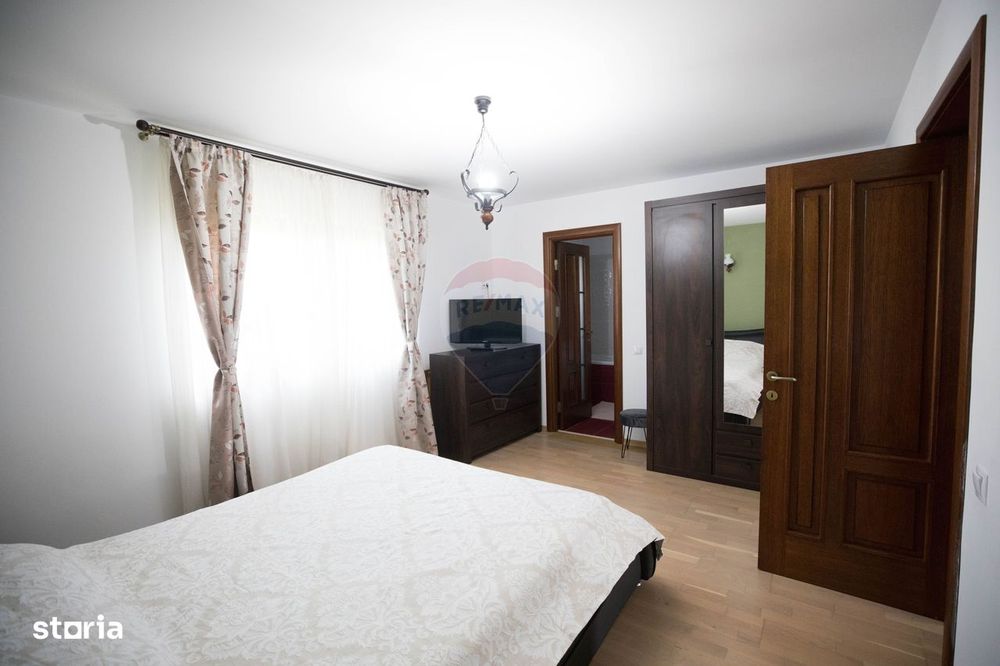 Casă / Vilă cu 8 camere de vânzare