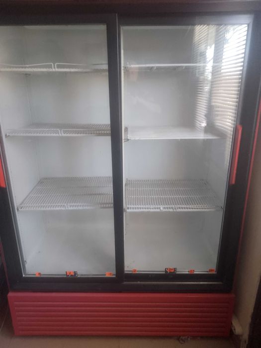 Vitrina frigorifica dubla și profesionala.