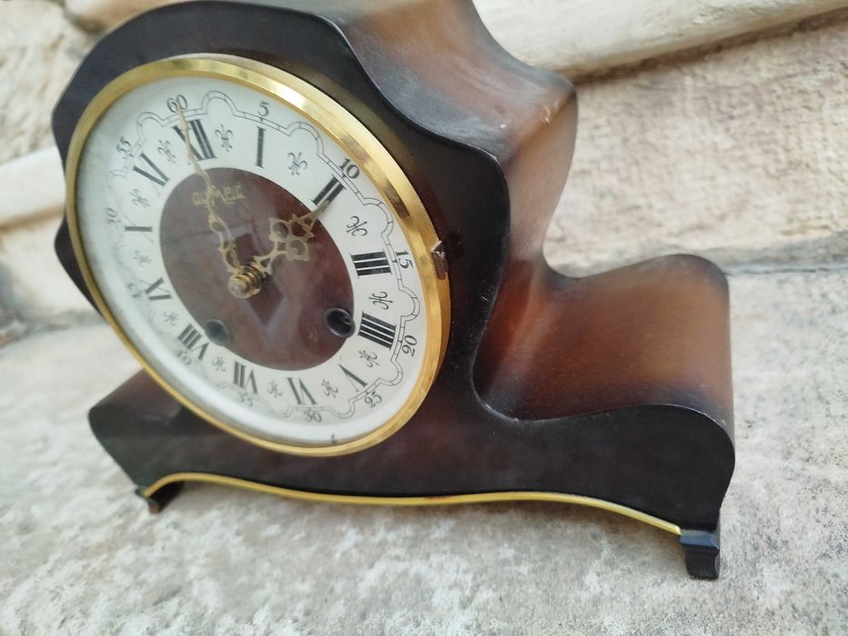 Стар каминен часовник