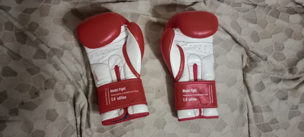 Боксерские перчатки и шлем
