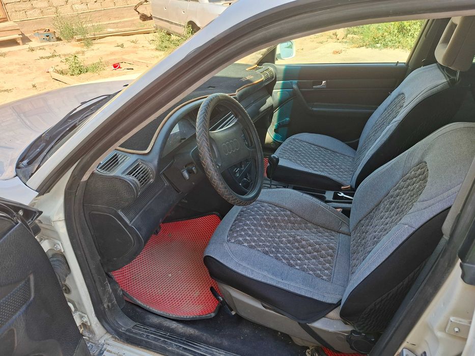 Автомобиль Ауди 100 с4