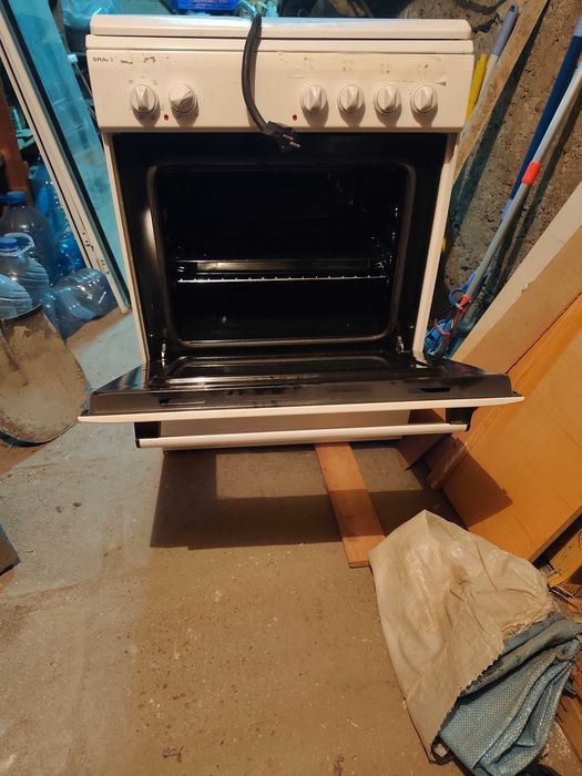 Продавам запазена готварска печка с фурна и 4 котлона. Всичко работи отлично, много добро състояние. Вземане от място, изгодно!