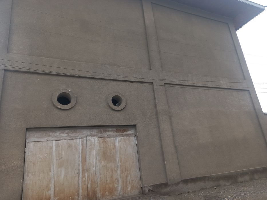 Уй сотилади (700 кв.м)