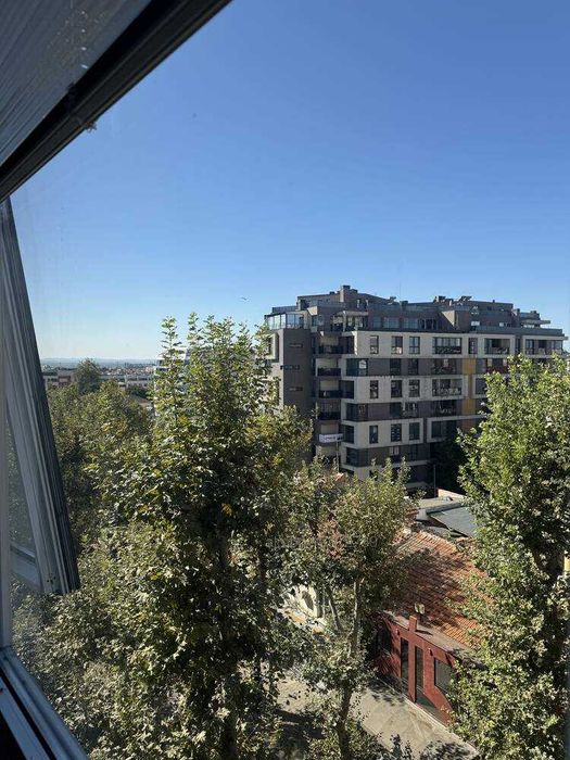 Офис в супер център с битов ток