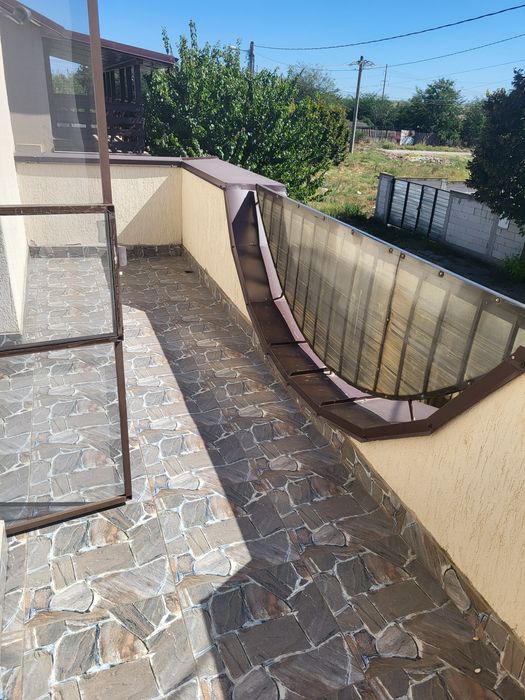 Vila cu două ap.de închiriat