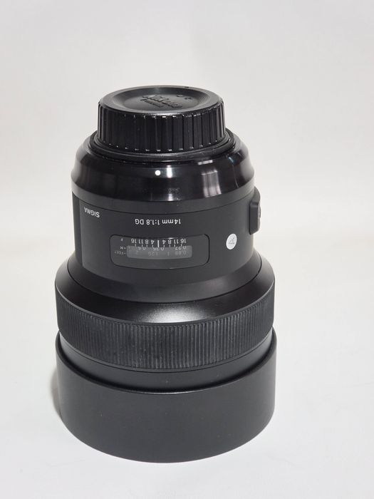 Sigma 14mm f1.8 Nikon .Prezinta o zgărietură de 1 cm pe sticla frontală . Nu afectează imaginea.