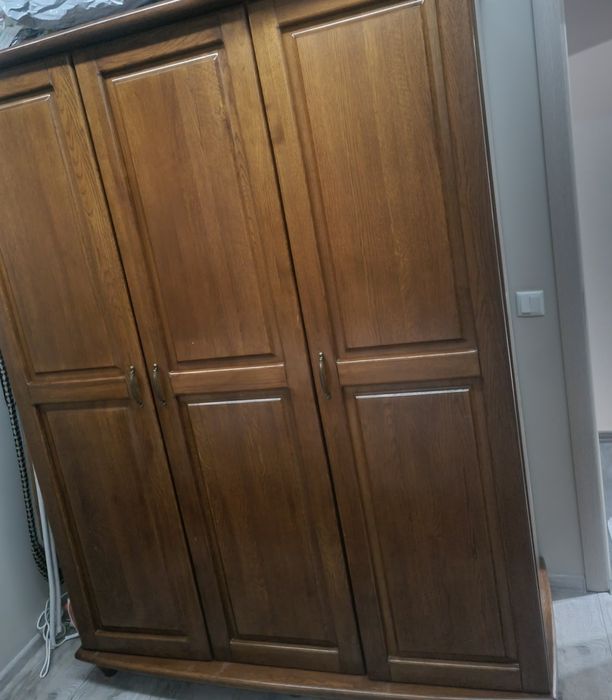 Масивен дървен гардероб