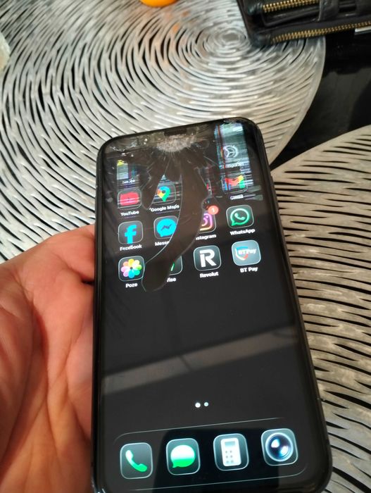 iPhone 11 defect display-ul spart !