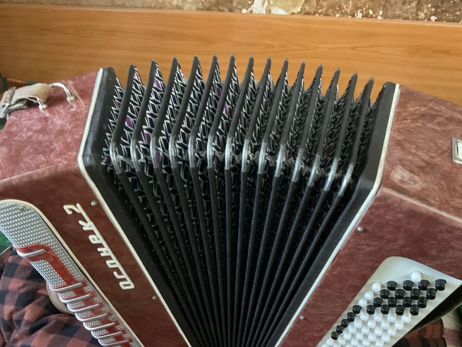 Продавам баян Огоньок 2,изключително запазен.