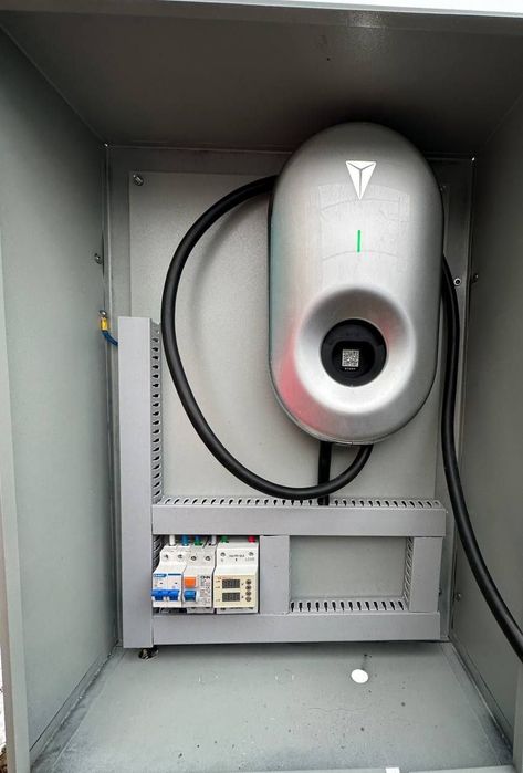 Электрик. Установка зарядные блок и станции для электромобили. Монтаж