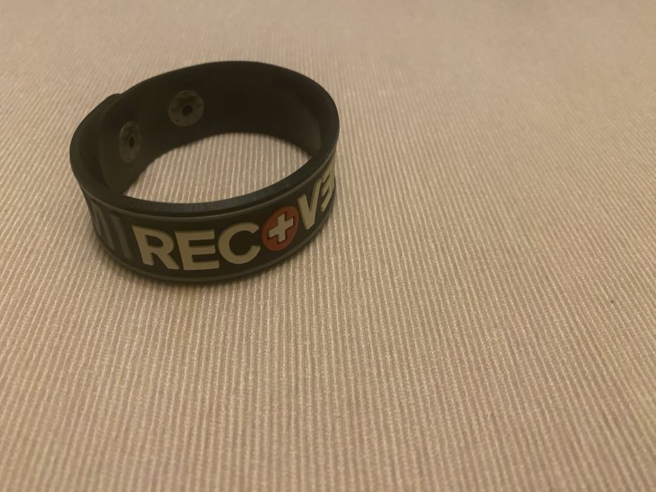 Eminem Recovery  гривна.