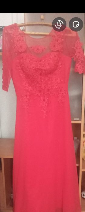 Красивое красное платье