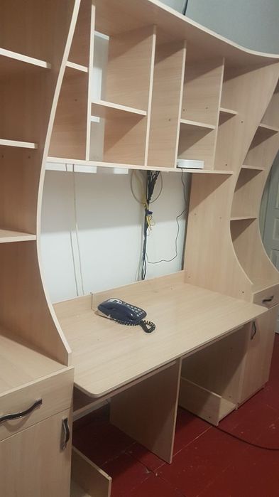 Продается книжный столик.