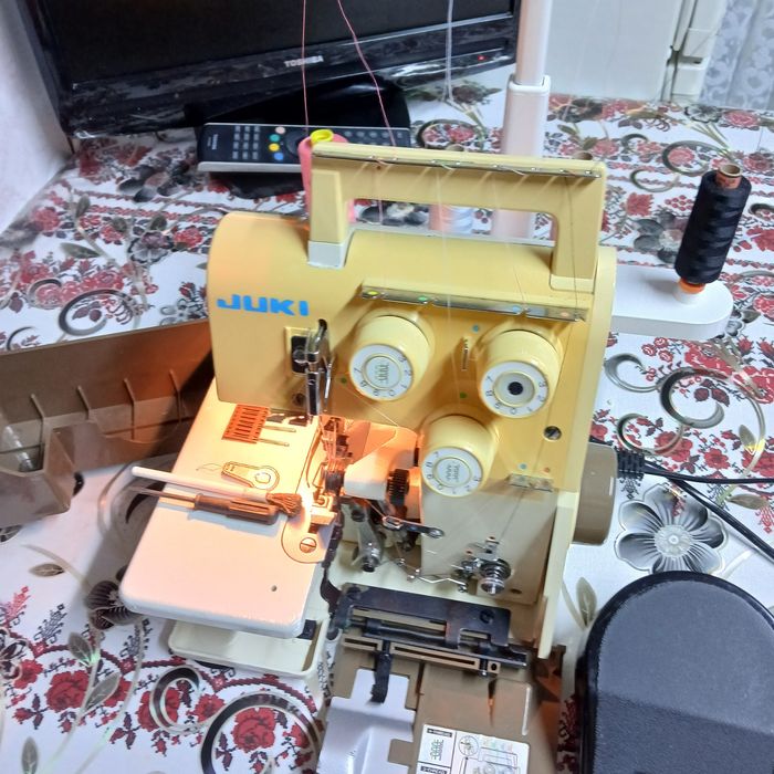 Masina de surfilat cu 2 ace 4 fire JUKI