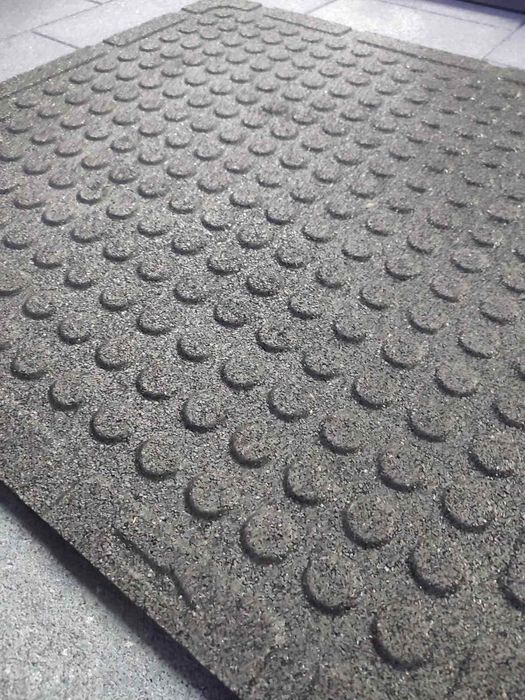 Професионална настилка за фирнес гумена гладка 
Не се рони 
Не мирише