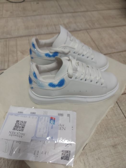 Adidasi unisex moderni