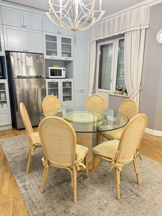 Продам кухонный стол и стулья