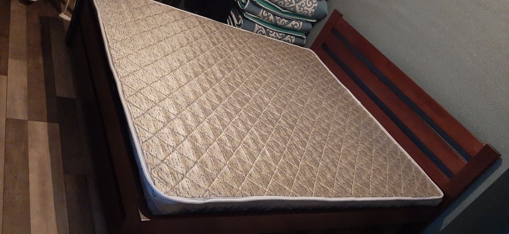 Кровать деревянная