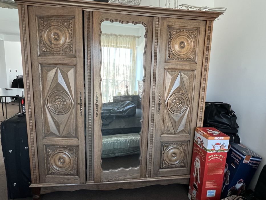 Vand mobila vintage din lemn de stejar masiv,cu sculpturi