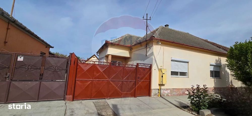 Casă de vânzare cu mansardă – spațioasă în Chișineu-Criș