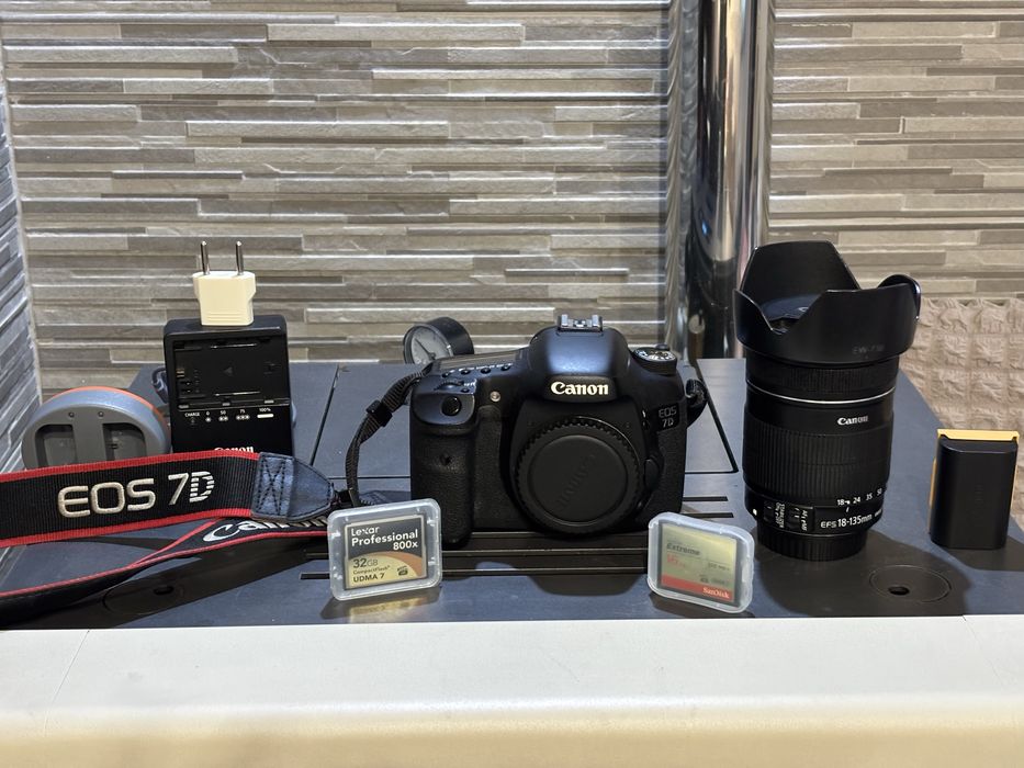 Фотоапарат в отлично състояние!Canon D7+обектив 18/135 Промоция !!!