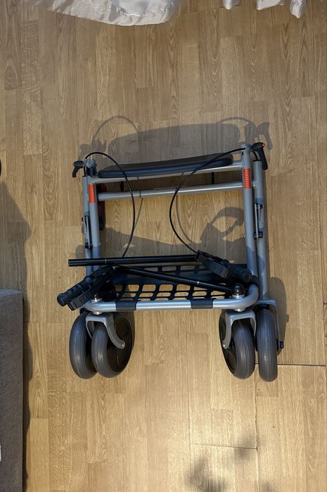 Cadru de mers (Rollator) pliabil – foarte ușor de utilizat
