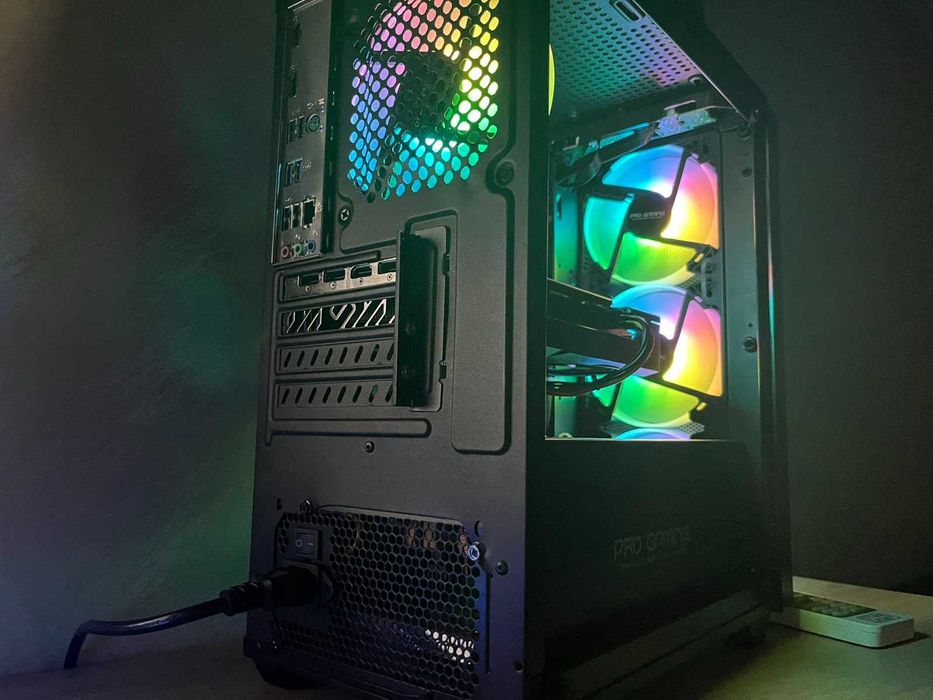 Геймърски компютър RX 6600 XT / i3-10100F / 16GB RAM / 750GB SSD / Win 11 Pro