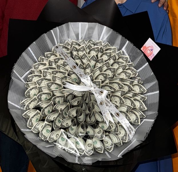 Букет для день рождения и чек изобилия