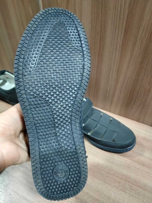 Новые школьные сандалии для мальчика
