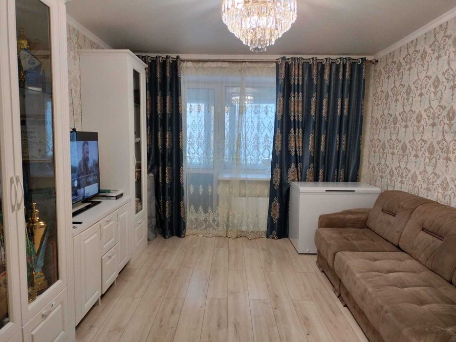 3-ех комнатная "распашонка" в кирпичном доме. 70 кв.м. Район Нура