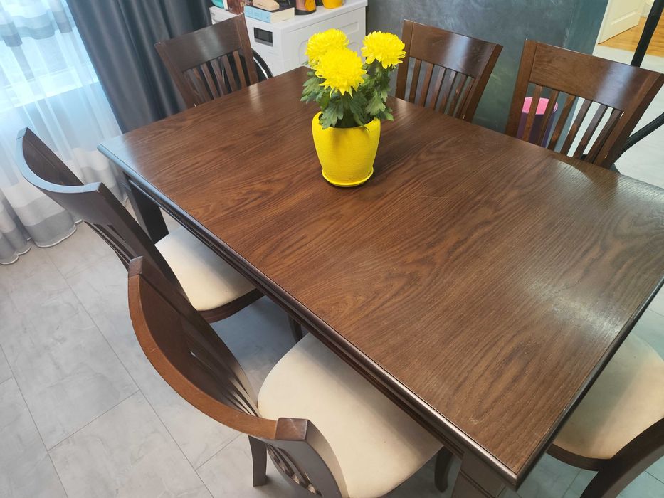 Дървена маса(орех) и шест стола (орех))