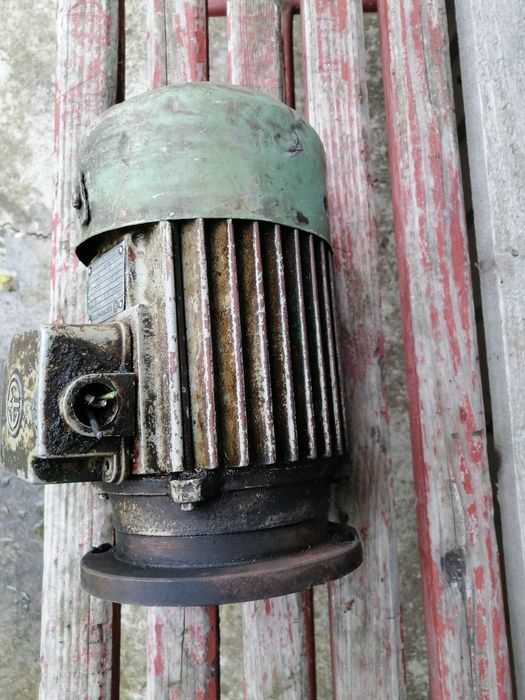 Vînd motor electric 220/380