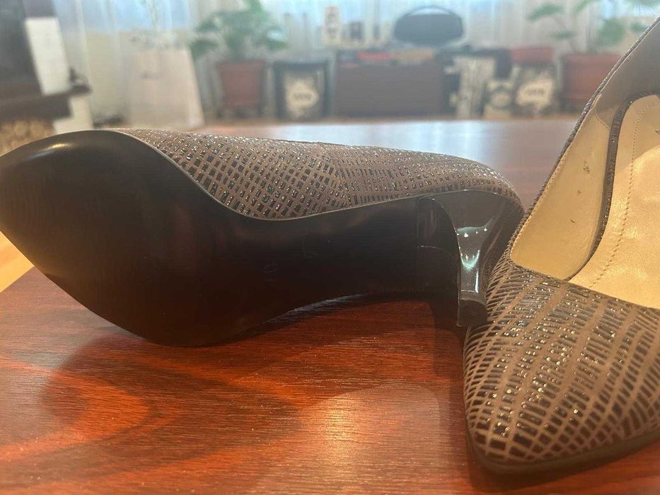 Vand pantofi stiletto piele naturala, noi
