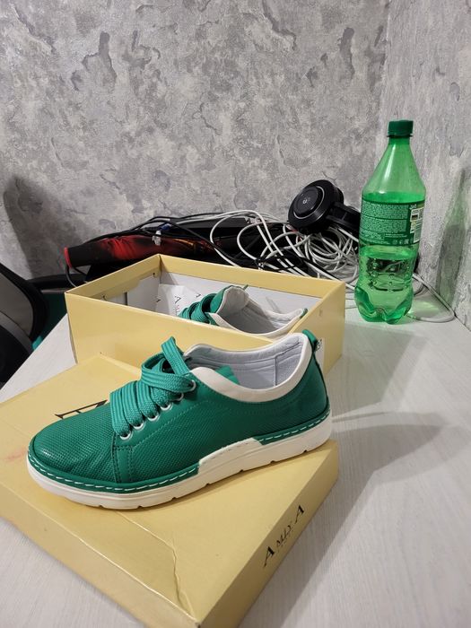 Женские кожаные кроссовки