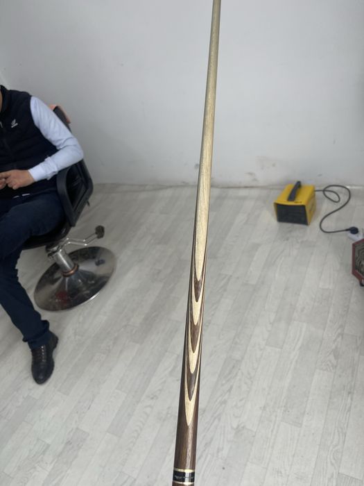 кии бильярдный.