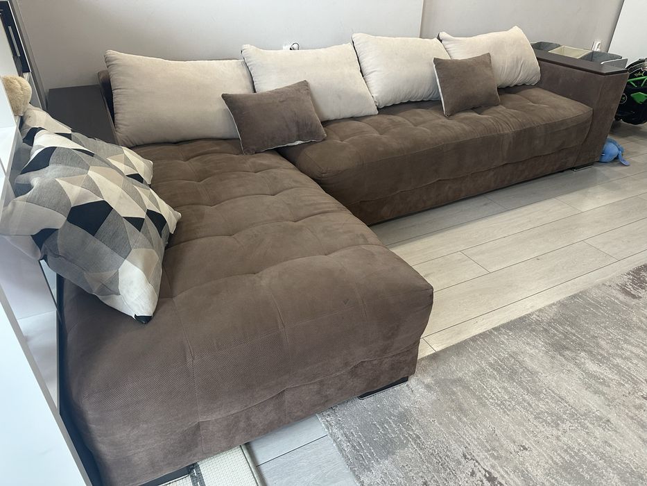 Разтегателен диван с подлакътник етажерка Мелвин Спринг