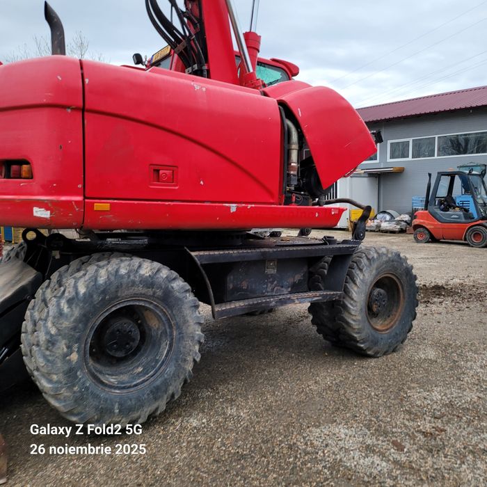Escavator Caterpilar pe roti nu merge în parametri