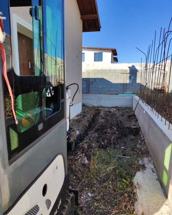 Услуги с мини багер (1.6t.) и самосвал (3.5т). с малък кран.