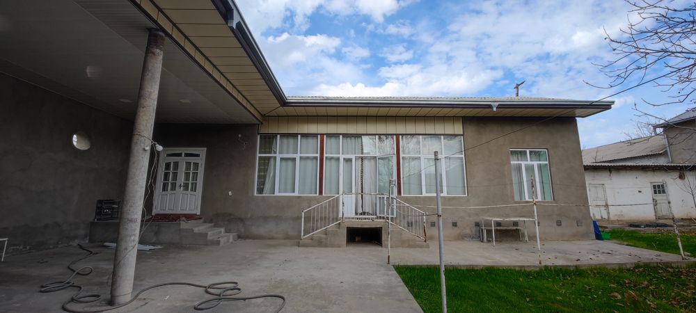 Hovli 6sotix sotiladi kitop sentridan charmgar maxala arqa tomonidan.