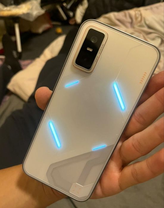 E'lon telefon sotiladi