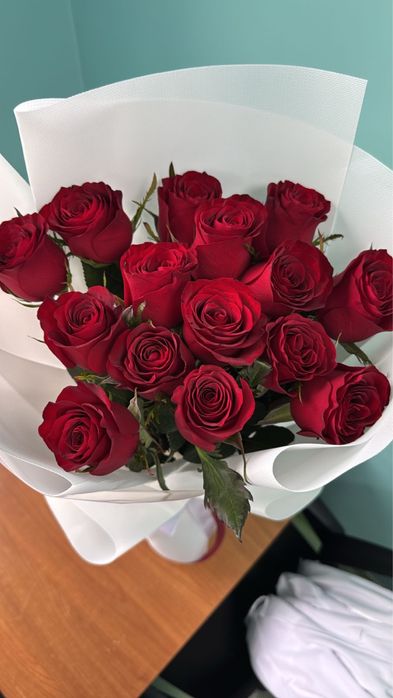 Красные розы 15 штук