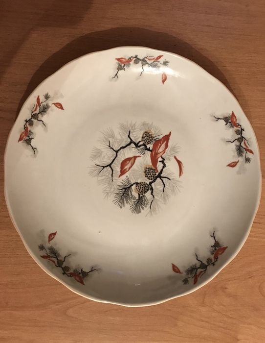 Чайник  и два блюда фарфор