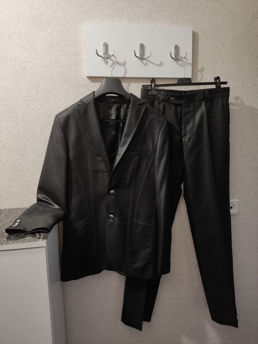 Официален мъжки костюм 40 €. Размер S