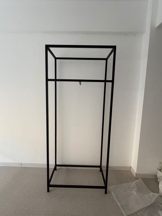 Стеллажи и витрины