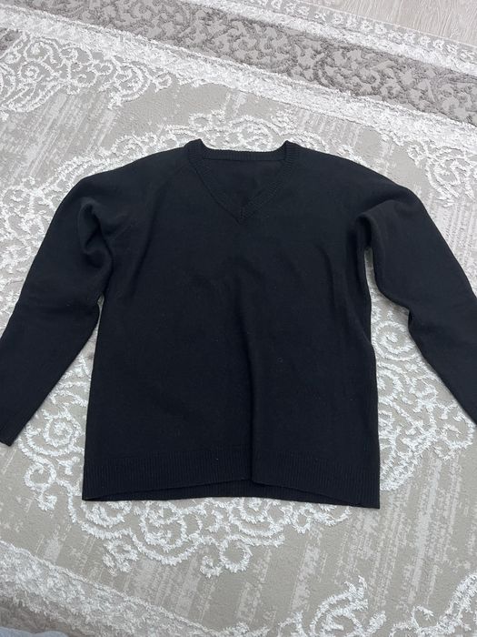 Черный свитер