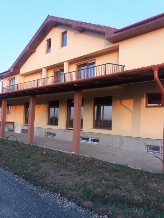 De vanzare FERMA de vaci cu anexe si utilaje CU 2 case de 1051 mp