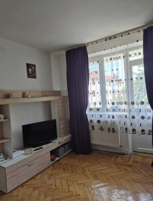 Inchiriez apartament cu 3 camere, zona centrala