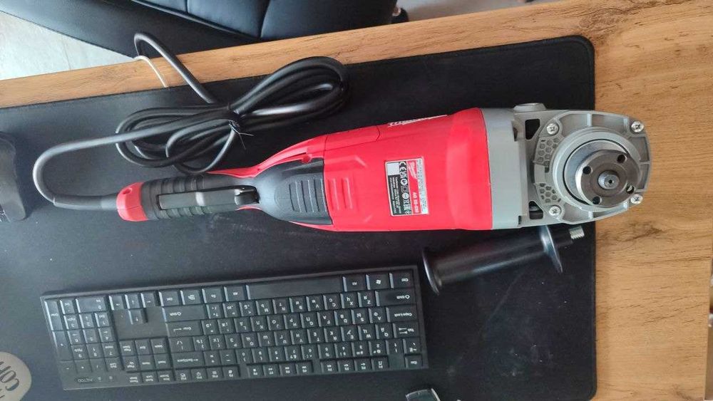 угловая шлифмашинка Milwaukee AG 22-230